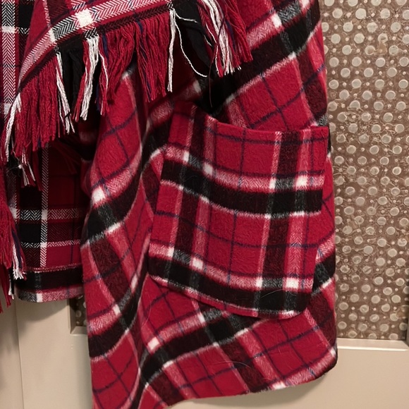 Fleece red plaid vest with fringe and pockets - Picture 2 of 3